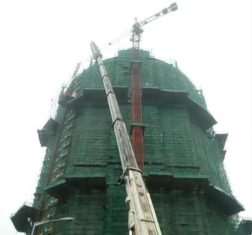 淄博市吊车在工地上作业